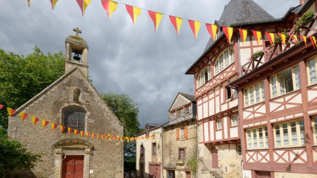 Médiévale jaune et rouge Ville de Josselin
